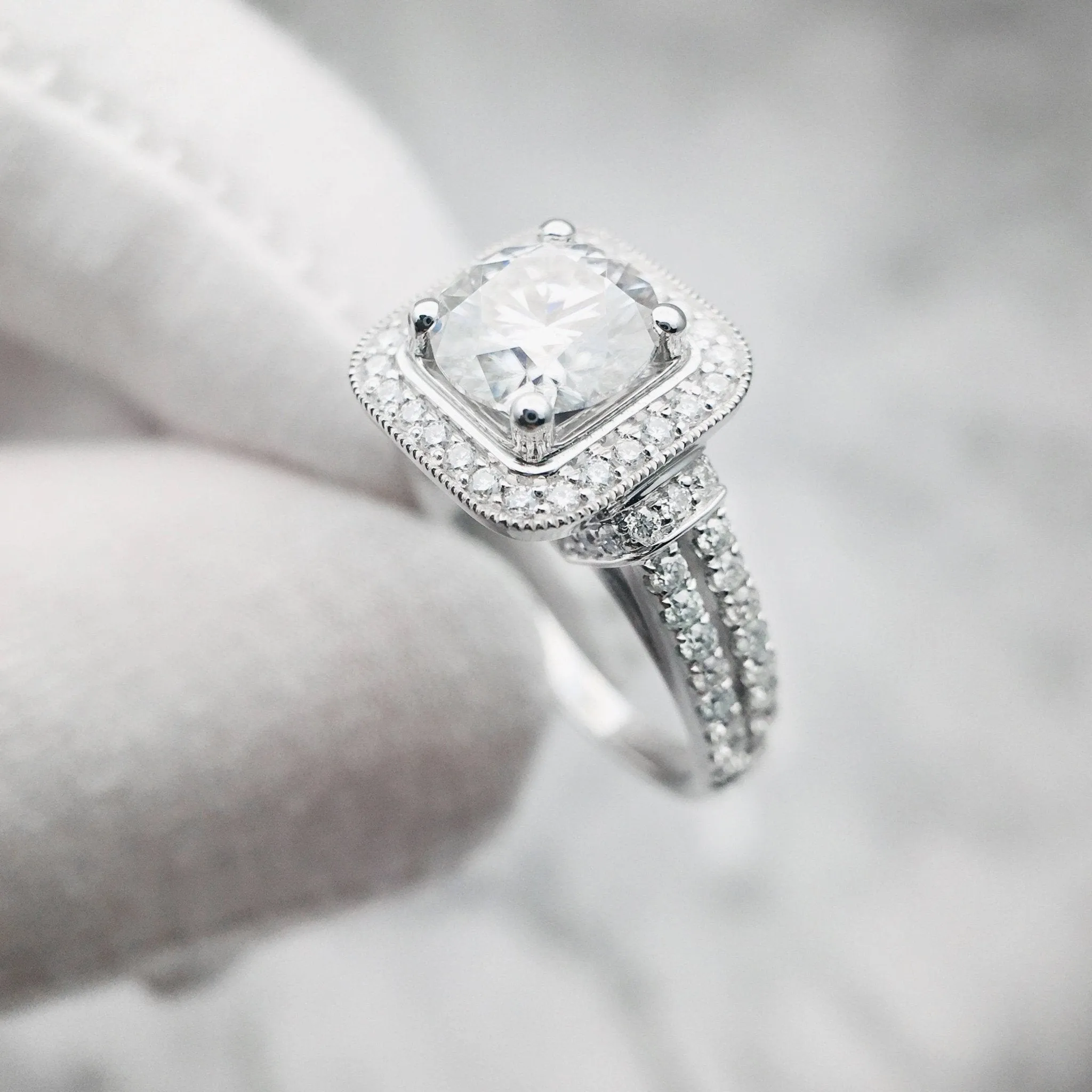 18k Round Cut Diamond Minimalist Engagement Ring