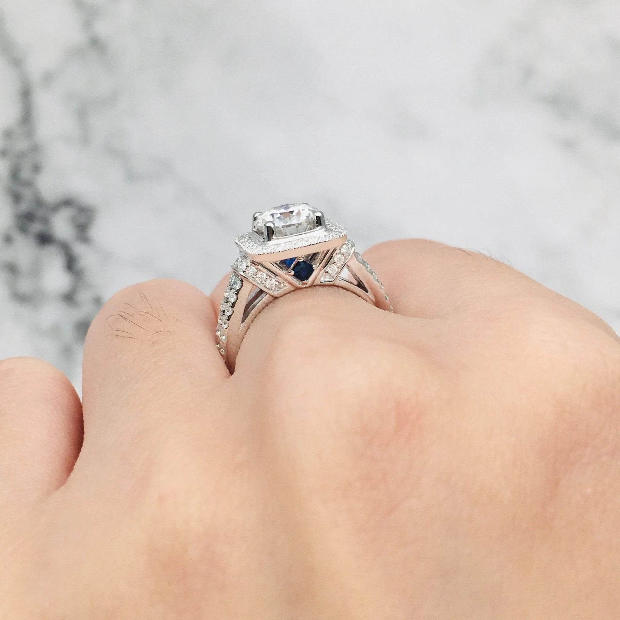 18k Round Cut Diamond Minimalist Engagement Ring