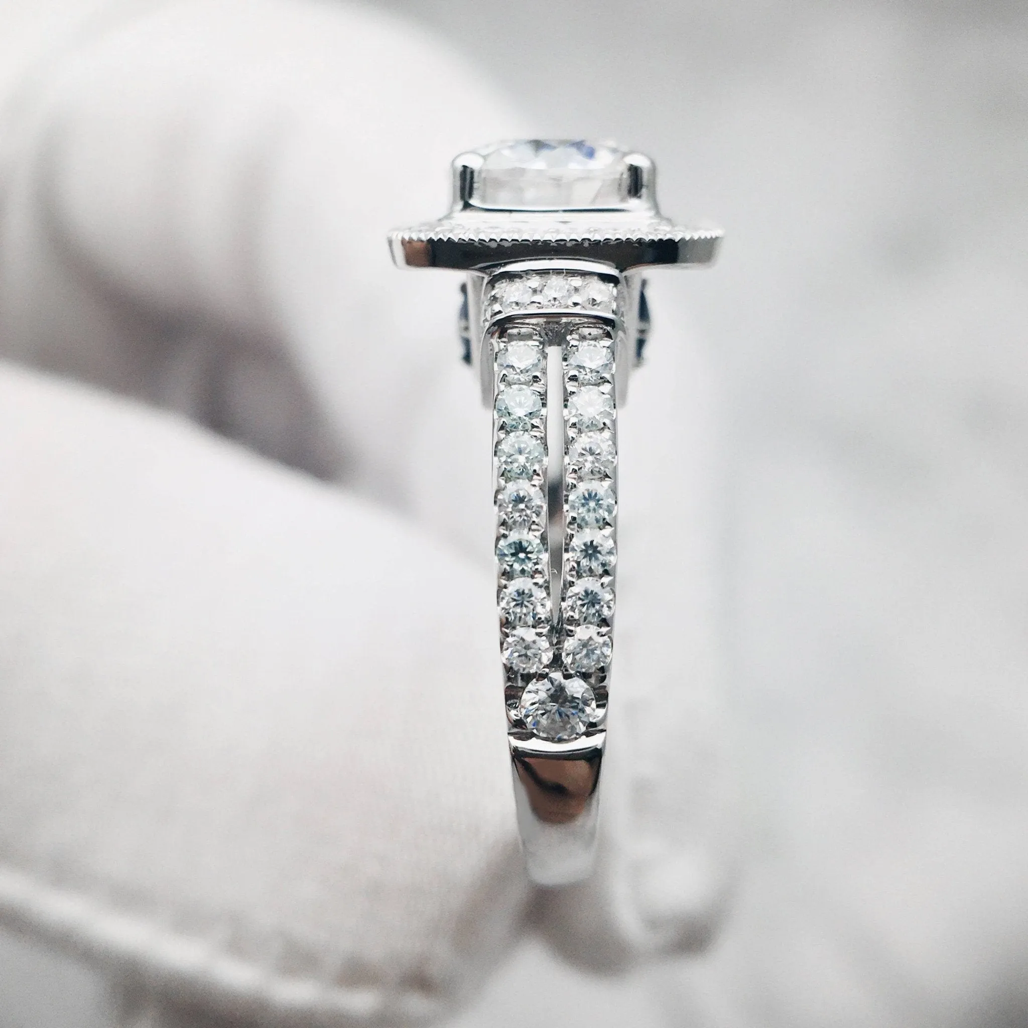 18k Round Cut Diamond Minimalist Engagement Ring