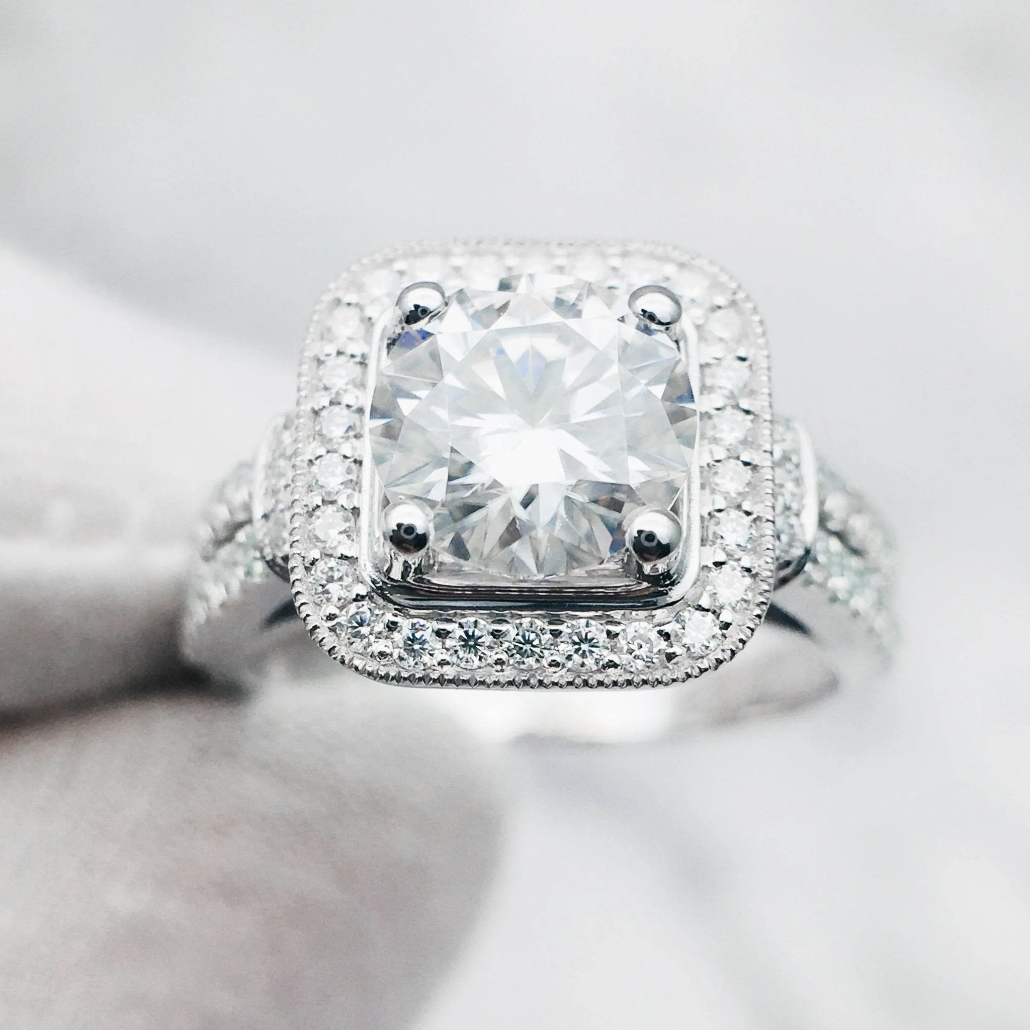 18k Round Cut Diamond Minimalist Engagement Ring