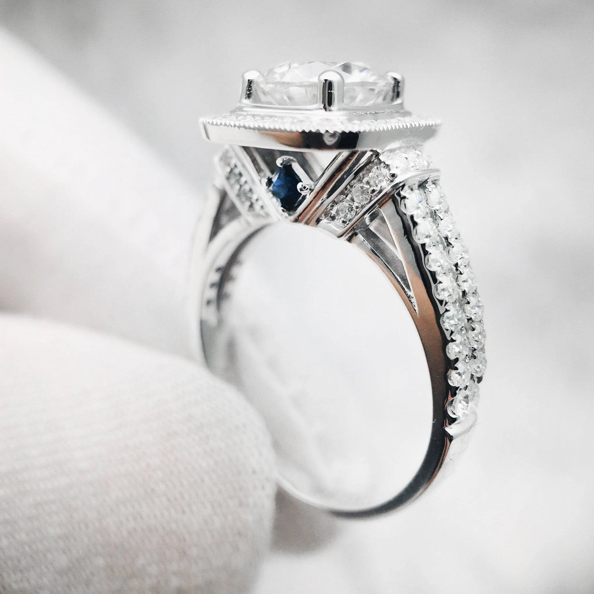 18k Round Cut Diamond Minimalist Engagement Ring
