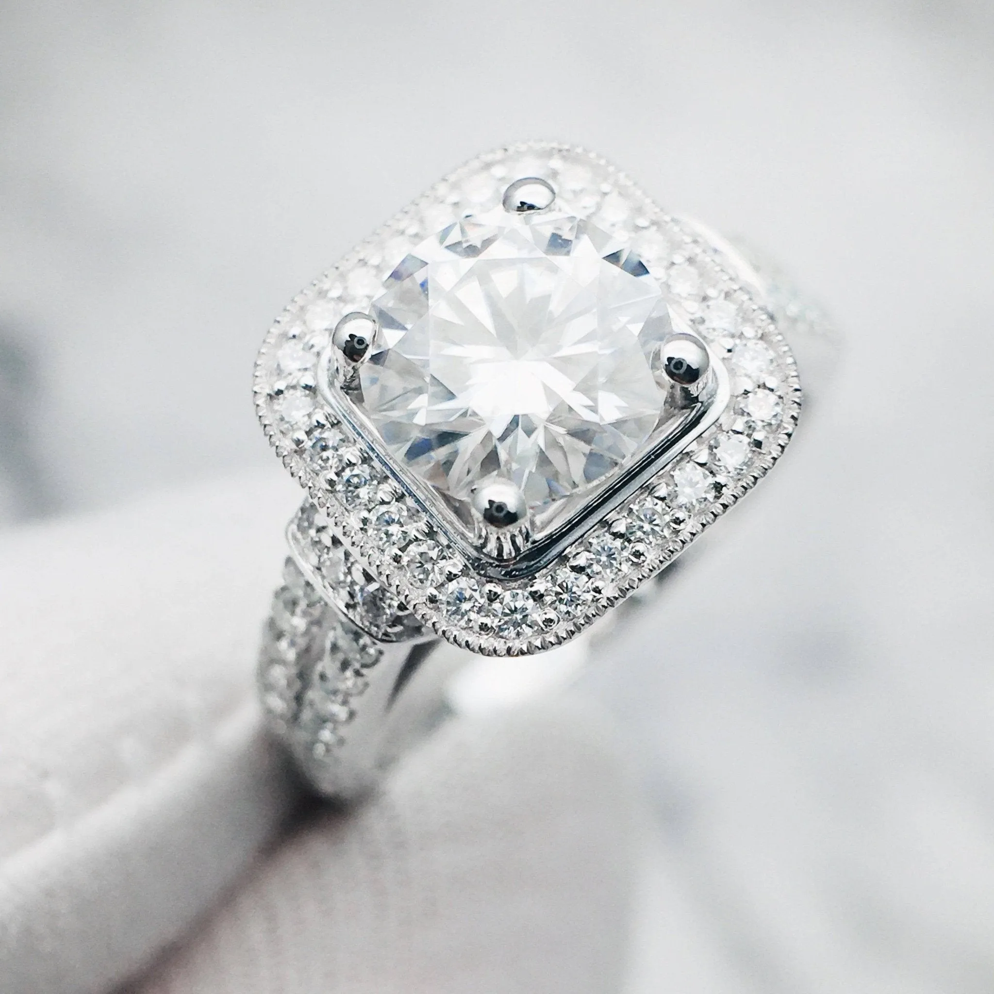 18k Round Cut Diamond Minimalist Engagement Ring