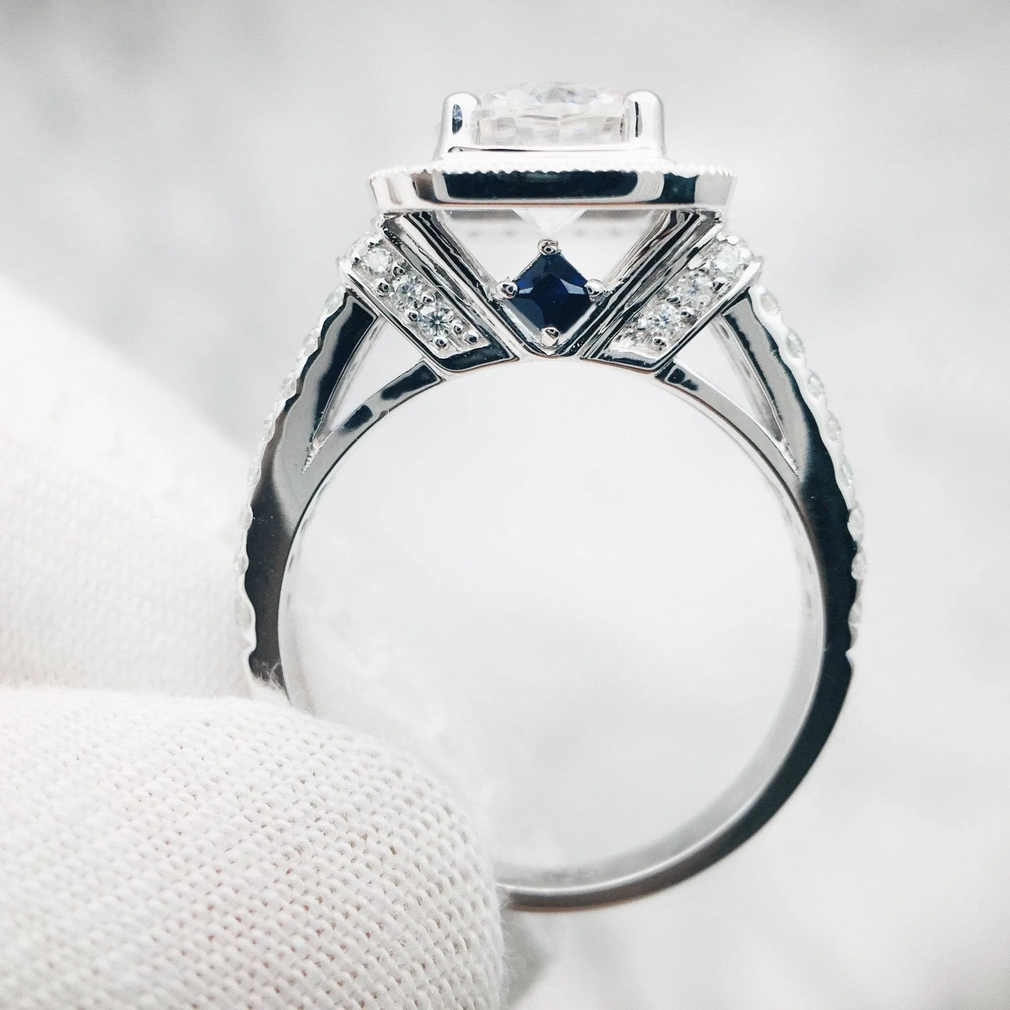 18k Round Cut Diamond Minimalist Engagement Ring