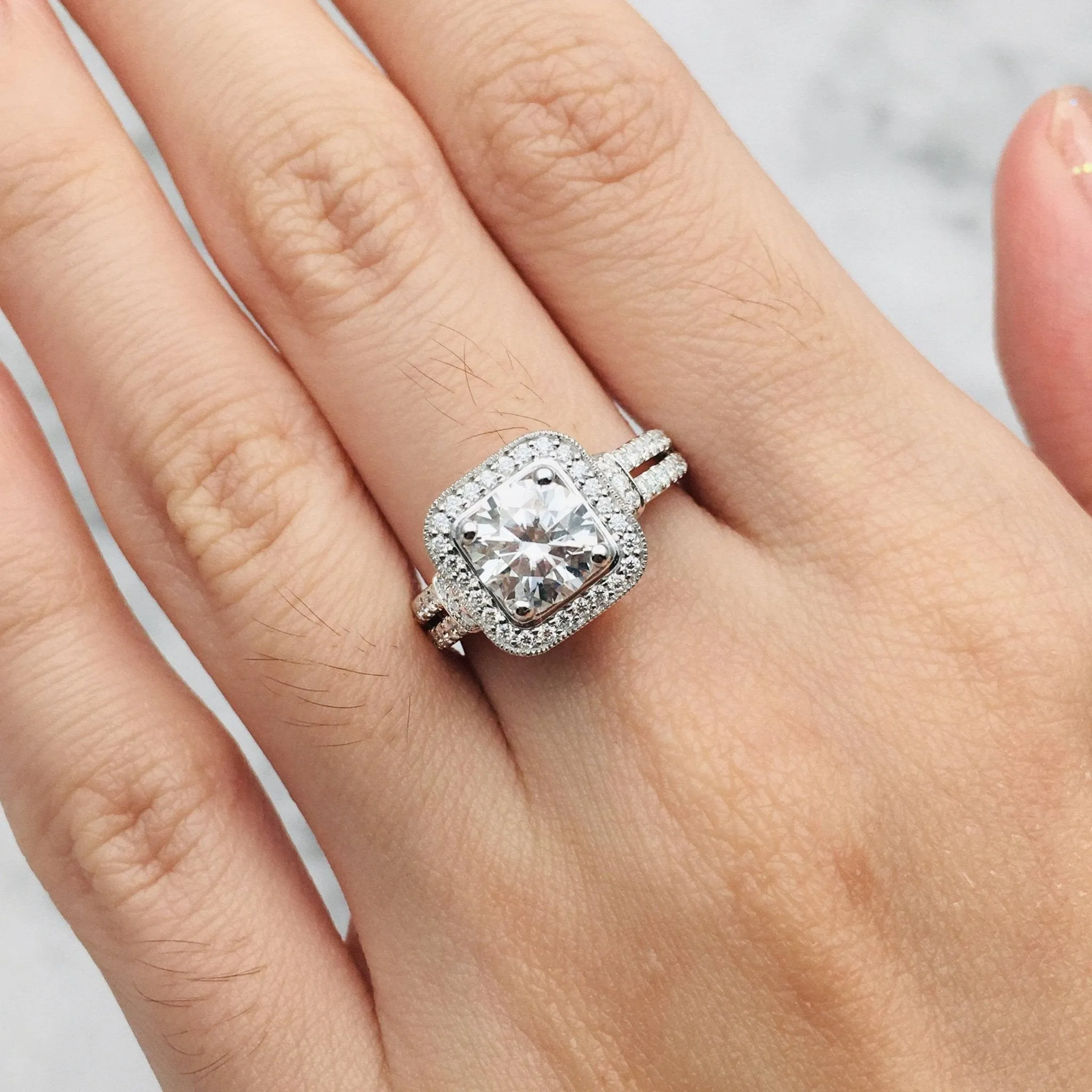 18k Round Cut Diamond Minimalist Engagement Ring