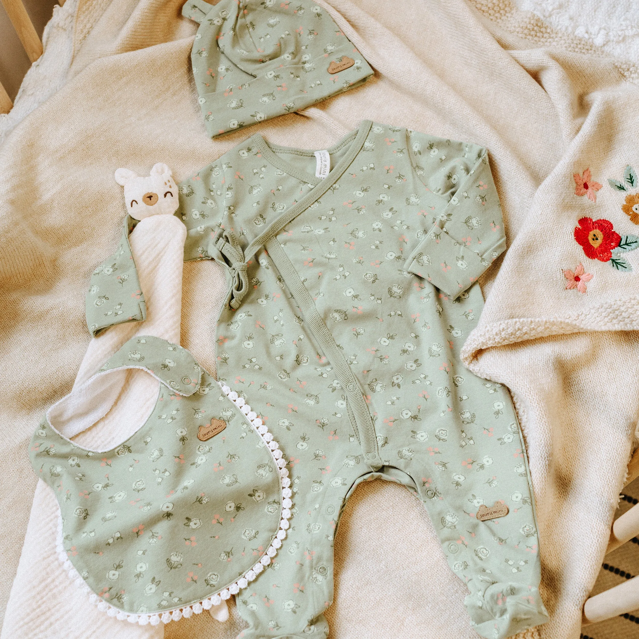Bonnet vert pâle avec fleurs roses en coton biologique, naissance || Light green hat with pink flowers in organic jersey, newborn