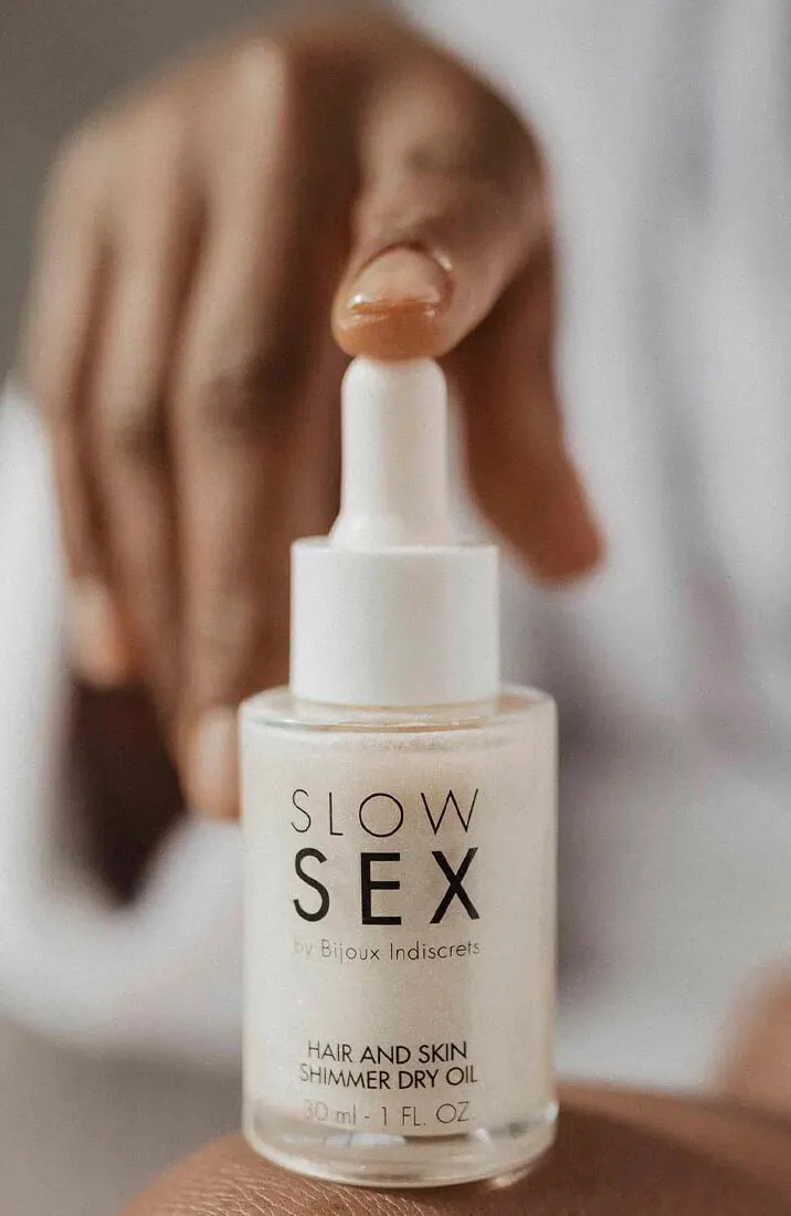 Hair and skin shimmer dry oil